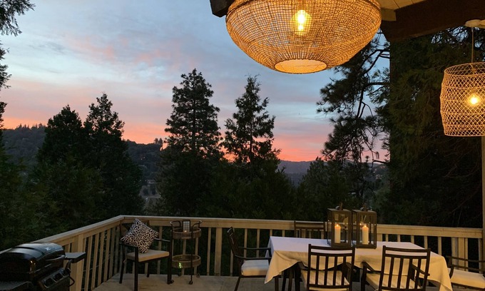 Crestline Cabina | Lakeview cabin close to lake and town.