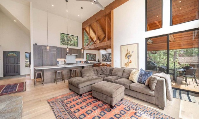 Lake Forest Casa | Impresionantes vistas al lago en Dollar Point con servicios de HOA incluidos