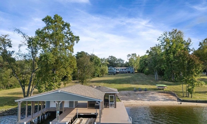 Aspen Hill Casa | Lakeview Escape – Spacious Retreat with Private Beach & Dock