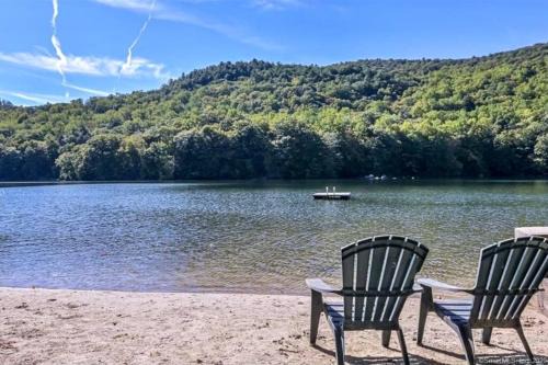 New Fairfield Chalet De Esquí | Lakeview, Fire-Pit, Private Beach, Grill