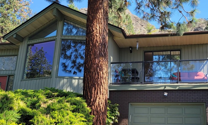 Central Okanagan Casa | Amplia casa con vista al lago recientemente renovada en el corazón de la ciudad