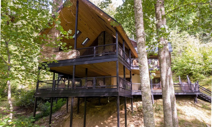 Boone Cabina | Lakeview- hot tub, pet friendly, lake views, catch and release fishing