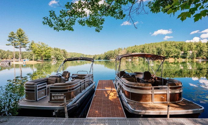 Mayfield Cabaña | Lakeview King Suite-Arbutus-Pontoon Rentals!