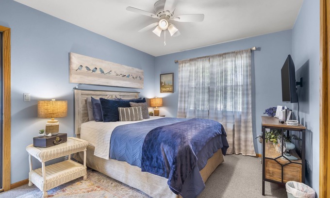 Delhi Casa | Lakeview Living - SUNROOM SUITE - Vacation Rental