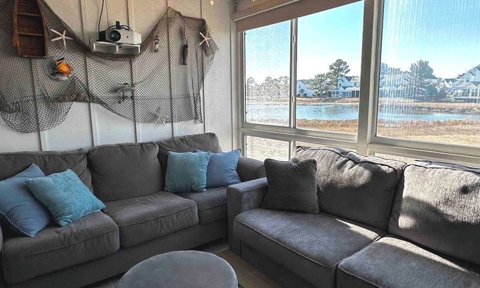 Selbyville Casa | Lakeview Luxe 2BR Townhouse- Movie Nights, Popcorn Dreams & Ocean City Vibes
