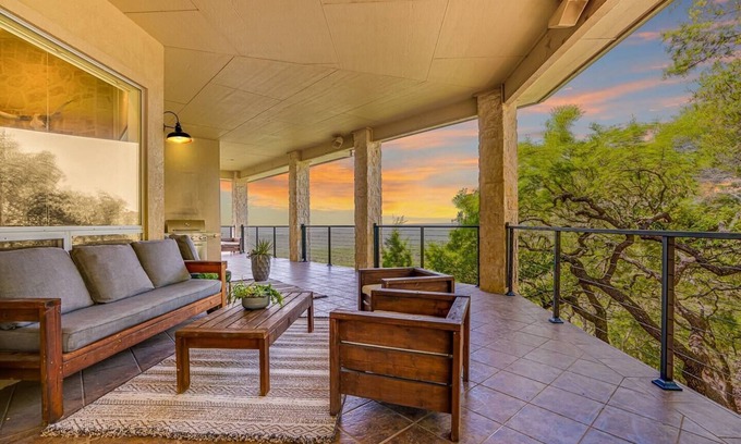 Canyon Lake Casa | Lakeview Paradise: 7Kings, Hot Tub, Pool & Jacuzzi