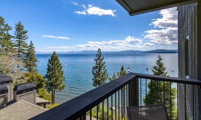 Brockway Condominio | Lakeview! Pool! Walk to beach!
