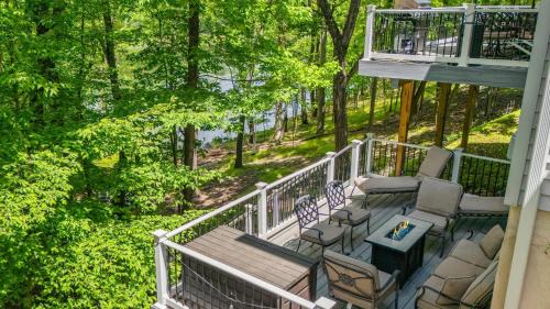 East Stroudsburg Casa | Lakeview Retreat w Kayaks Game Room Firepits Gated Community w Lake Beach Access
