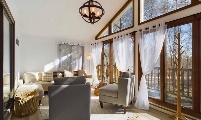 Pocono Lake Cabina | Lakeview - Rustic - Master Suite