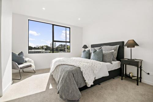 Takapuna Casa | Lakewalk Retreat Luxe 3BR Home Near Lake and Beach