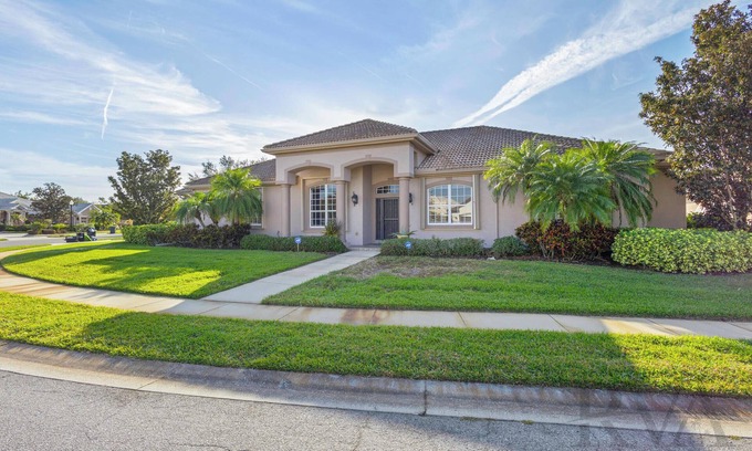 Braden River Casa | Lakewood Ranch Getaway–Spacious 3BR Home with Den: Silverado Circle by RVA