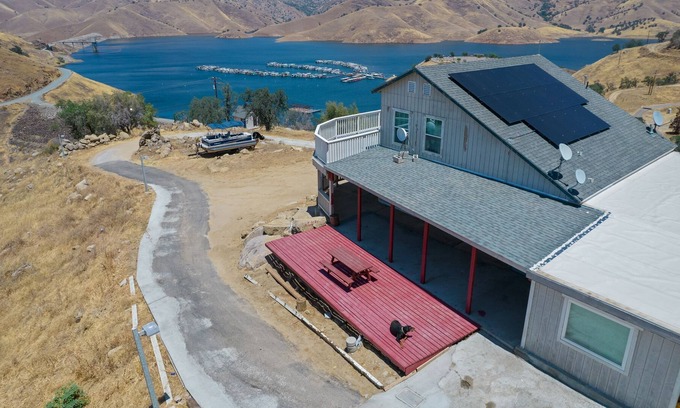 Lemon Cove Casa | Lakhouse w/ Stunning Views- Gateway to Sequoia National Park