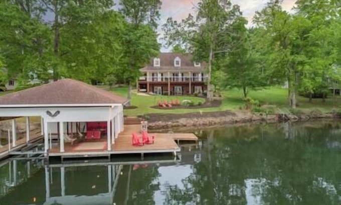 Henrico Casa | Lakin' Memories, 2 Kitchens, Detached Game Rm/Gym, Lakin' Memories, 2 Kitchens, Detached Game Rm/Gym