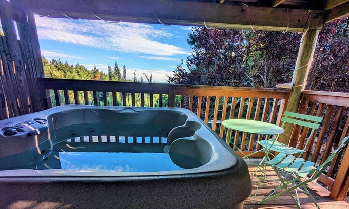 Gualala Casa | LaLa Land Redwood Retreat w/ Hot tub