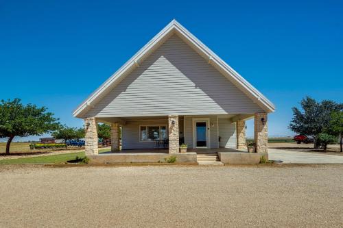 Lamesa Casa | Lamesa Vacation Rental with Covered Patio and Fire Pit