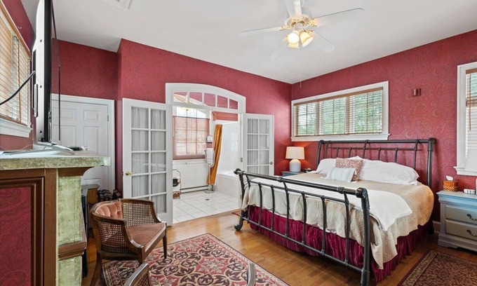 Lancaster Cabaña | Lancaster Carriage House w/Fireplace & Jacuzzi