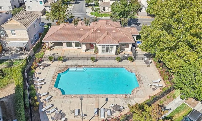 North Natomas Casa | Land House with Fitness Center, Pool, Grill, Garage, close to Downtown & Airport