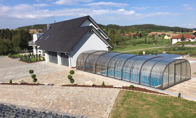 Neukirchen-Balbini Apartamento | Landhaus Ferienwohnungen mit Pool und Wellness