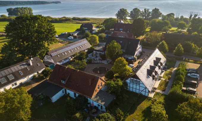 Plau am See Hotel | Landhotel Rosenhof Garni am Plauer See mit Ladesäule für E-Autos