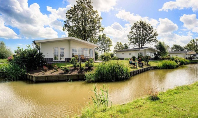 Avenhorn Chalet De Esquí | ✓ Landhuis at Park Westerkogge ✓ Holiday home for 4 people ✓ Located in Berkhout (North Holland) ✓ Waterfront holiday resort ✓ Book directly at the resort