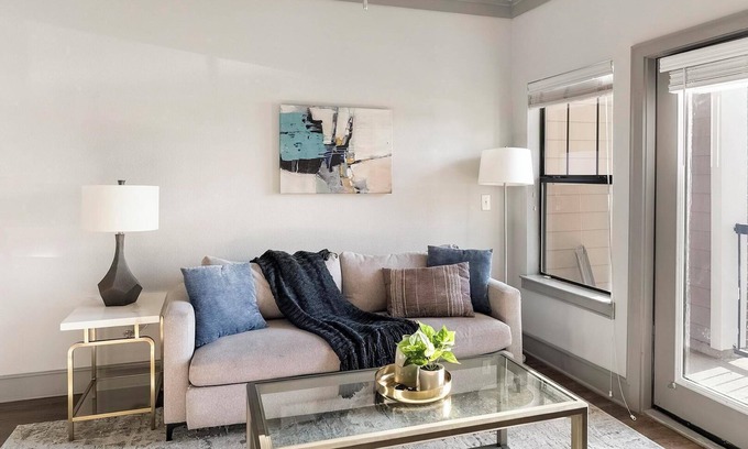 Northeast Carrollton Apartamento | Landing | Incredible 1BD, Pool, Gym
