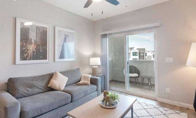 Townsite Apartamento | Landing | Chic 2BD, Rooftop Lounge, Pool