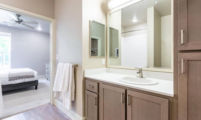 North Natomas Apartamento | Landing at Alira Luxury Apartments - 2 Bedrooms in Natomas Crossing