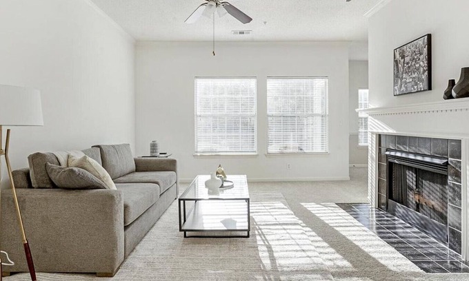 Jamestown Apartamento | Landing at Crowne at James Landing Apartments - 1 Bedroom in Downtown High Point