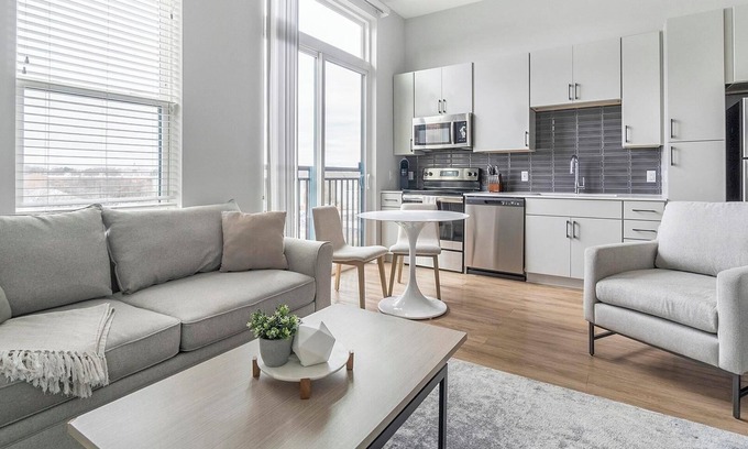 Downtown Apartamento | Landing at Foster on the Park - Studio in Downtown