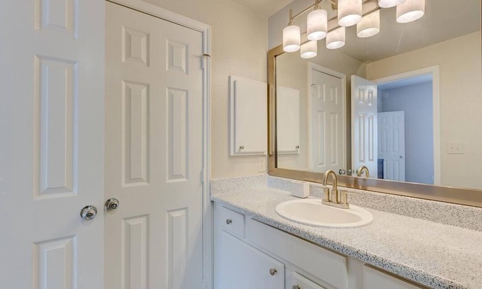 Euless Apartamento | Landing at Franciscan At Bear Creek - 3 Bedrooms in Downtown Euless