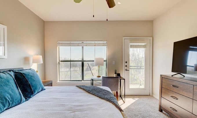 Euless Apartamento | Landing at Franciscan At Bear Creek - 1 Bedroom in Downtown Euless