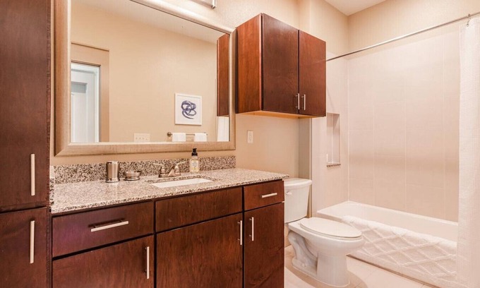 Sugar Land Apartamento | Landing at Telfair Lofts - 2 Bedrooms in Downtown Sugar Land