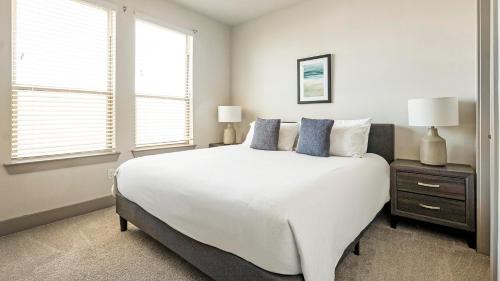 Manor Apartamento | Landing at The Flats at Shadowglen - Manor