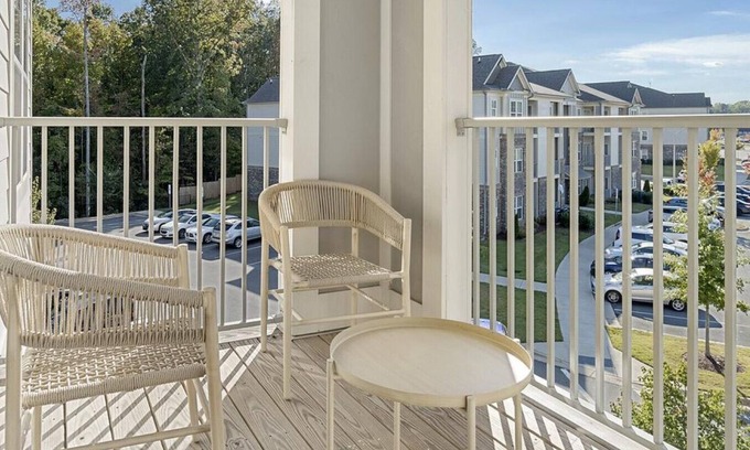 Clayton Apartamento | Landing at The Pines at Glen Laurel - 2 Bedrooms in Downtown Clayton