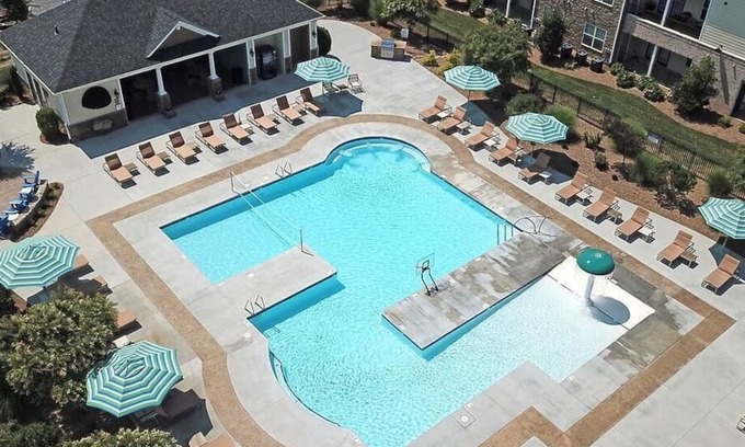Greensboro Apartamento | Landing at The Plantation at Pleasant Ridge - 2 Bedrooms in Downtown Greensboro