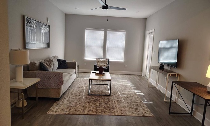 Newberry Apartamento | Landing | Beautiful 2BD, Pool, Gym