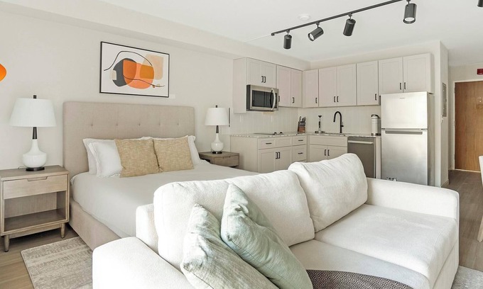 Northeast Raleigh Apartamento | Landing | Beautiful Studio, Pool, Gym