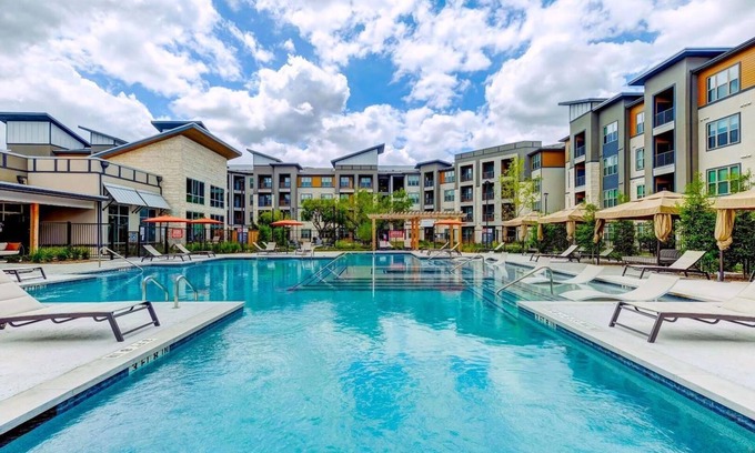 Wetmore Apartamento | Landing | Chic 1BD, Game Room, Courtyard