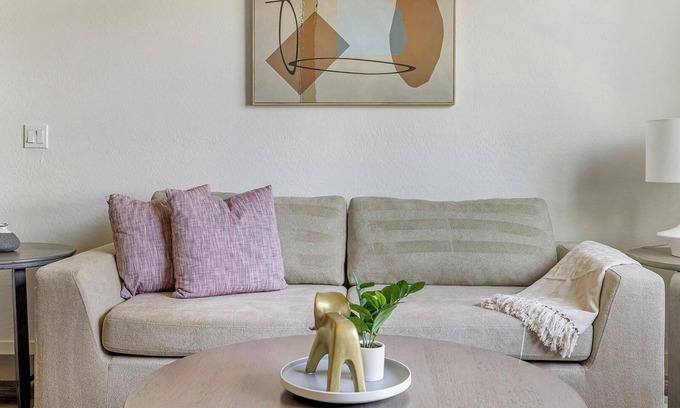 Maryvale Village Apartamento | Landing | Chic 1BD, Gym, Yoga Studio