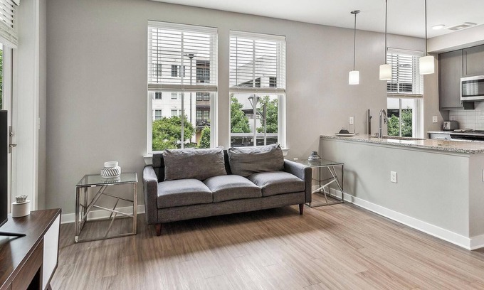 Hitch Village - Fred Wessels Homes Apartamento | Landing at Riverworks at Eastern Wharf - 1 Bedr...