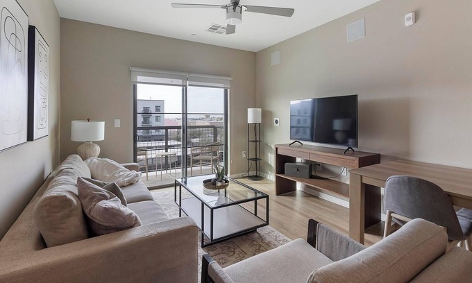 Warehouse District Apartamento | Landing | Chic 2BD, Clubhouse, Rooftop Lounge