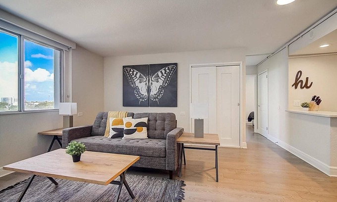 St. Petersburg Apartamento | Landing | Chic 2BD, Clubhouse, Gym