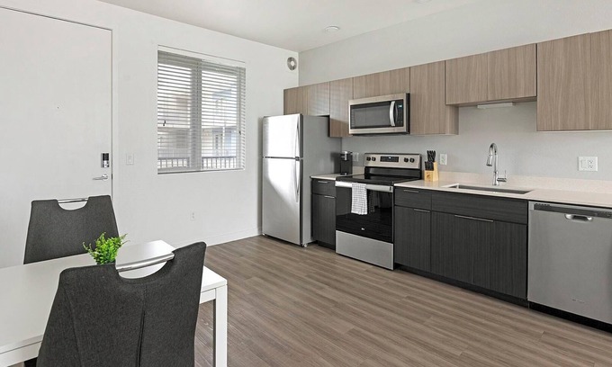 Goodyear Apartamento | Landing | Chic Studio, Gym, Courtyard
