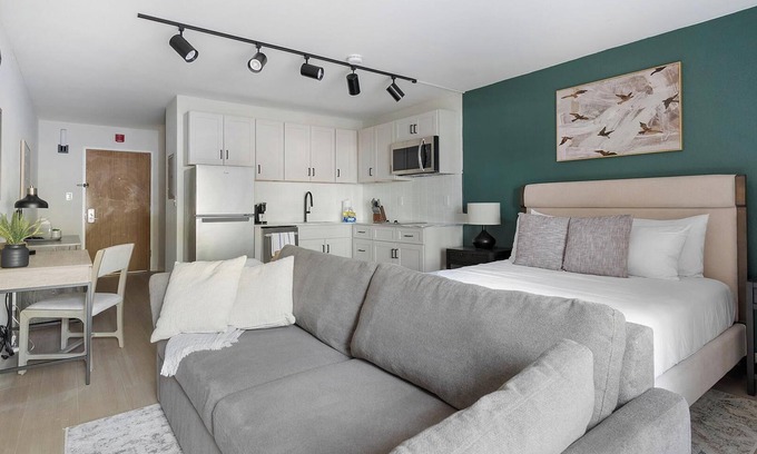 Northeast Raleigh Apartamento | Landing | Chic Studio, Pool, Gym