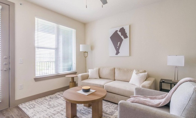 Conroe Apartamento | Landing | Incredible 1BD, Yoga Studio, Gym