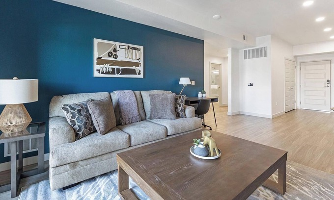 North Mountain Apartamento | Landing | Incredible 1BD, Gym, Pool