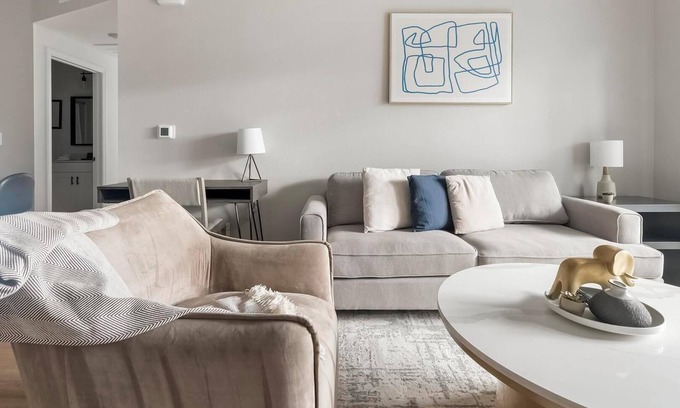 Townsite Apartamento | Landing | Chic 2BD, Pool, Rooftop Lounge