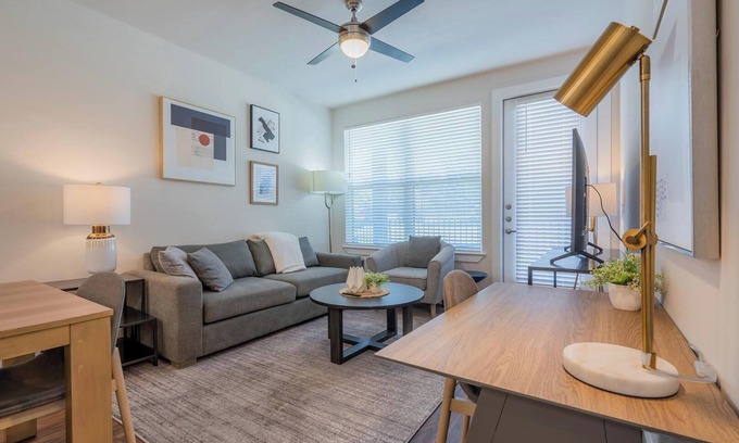 Wetmore Apartamento | Landing | Incredible 2BD, Pool, Yoga Studio