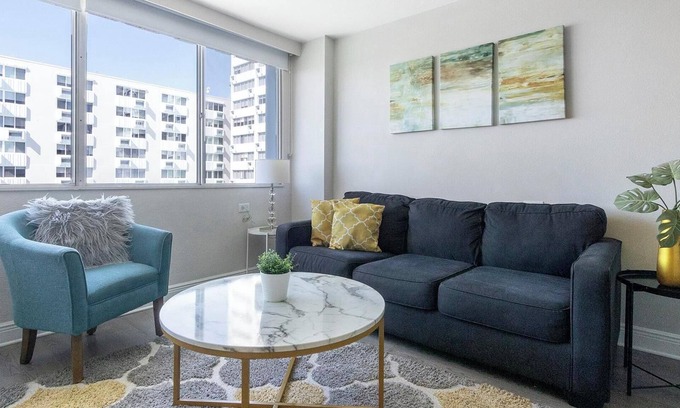 St. Petersburg Apartamento | Landing | Modern 1BD, Yoga Studio, Gym