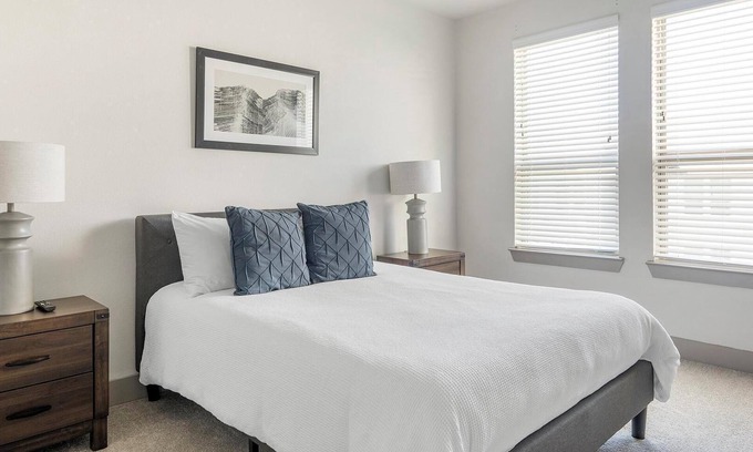 Manor Apartamento | Landing | Chic 1BD, Pool, Clubhouse